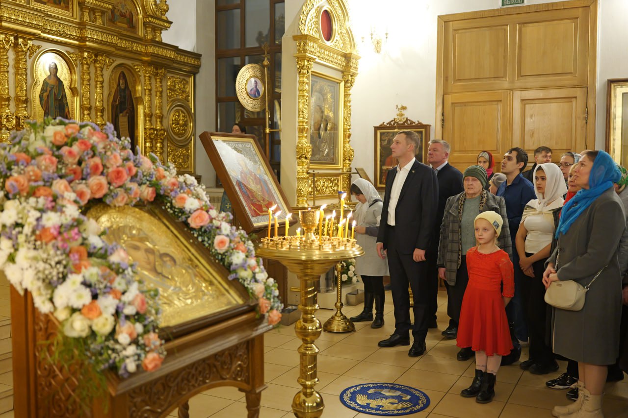 Губернатор Бусаргин посетил праздничную службу в честь Казанской иконы Божией Матери